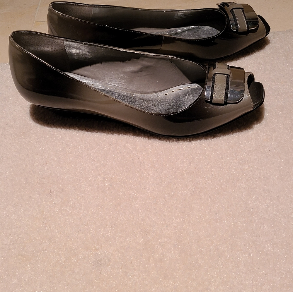 BCBG designer ombre gray patent leather Mini low open toe Heel wedge size 8